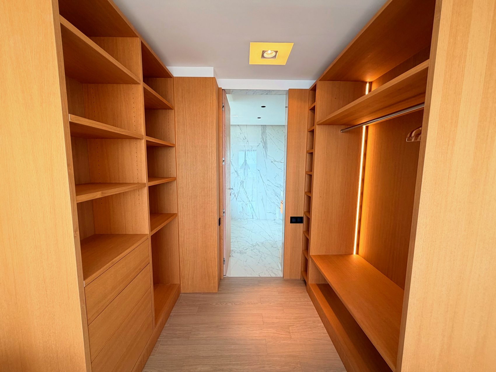 Dressing avec rangements sur mesure