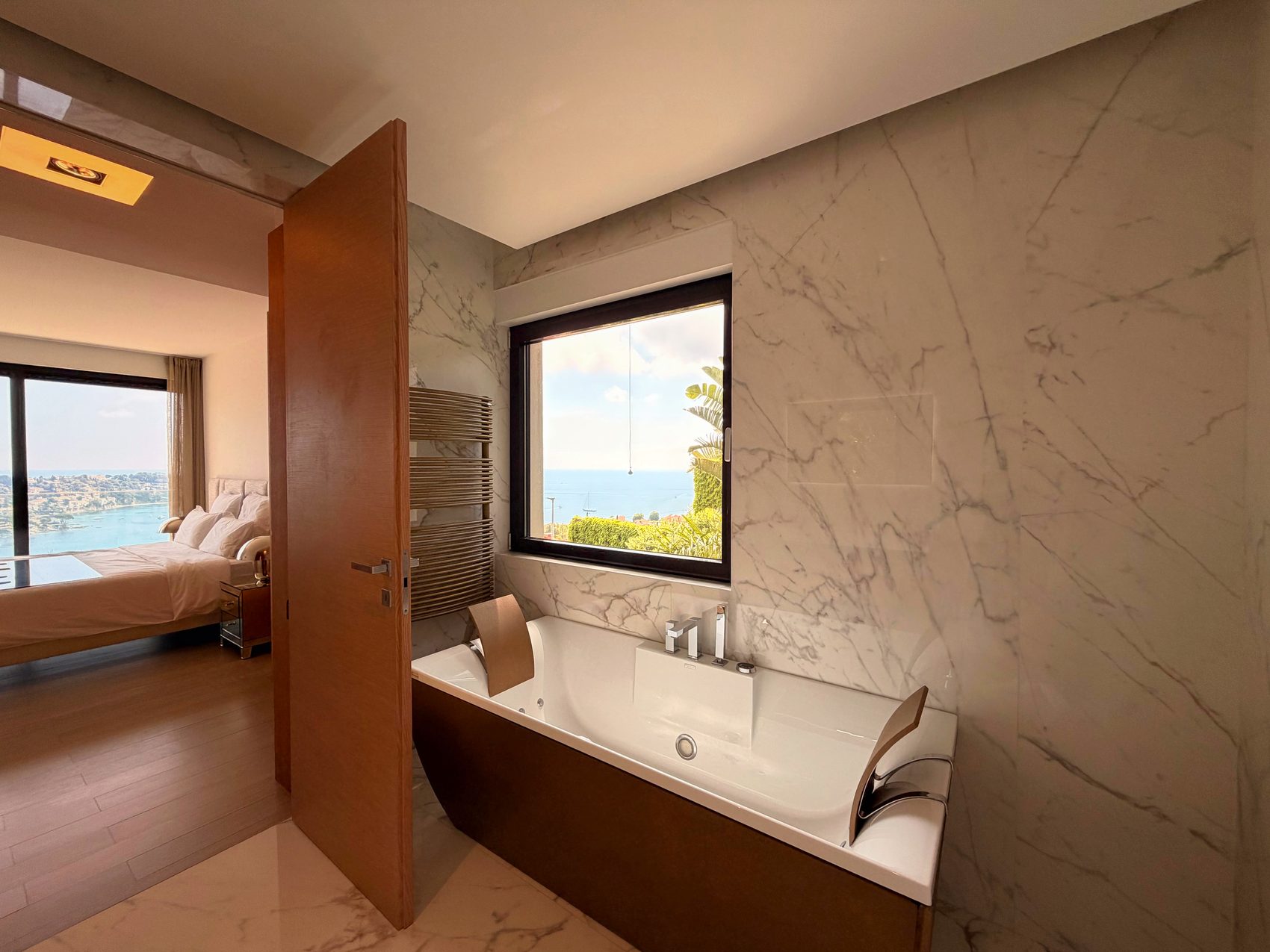 Salle de bains privative avec la chambre et la mer au-delà