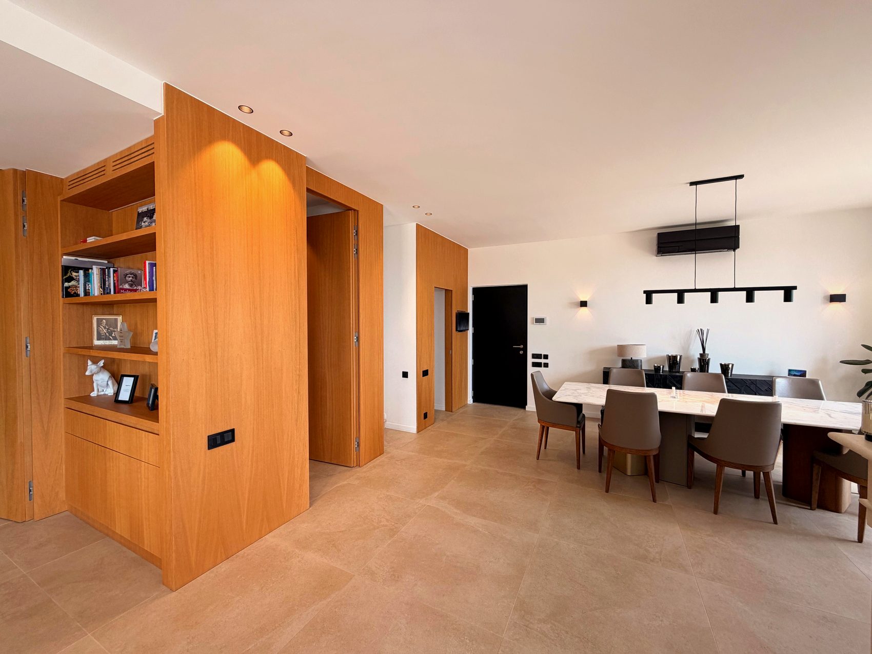 Hall d'entrée avec menuiserie sur mesure et coin repas au-delà