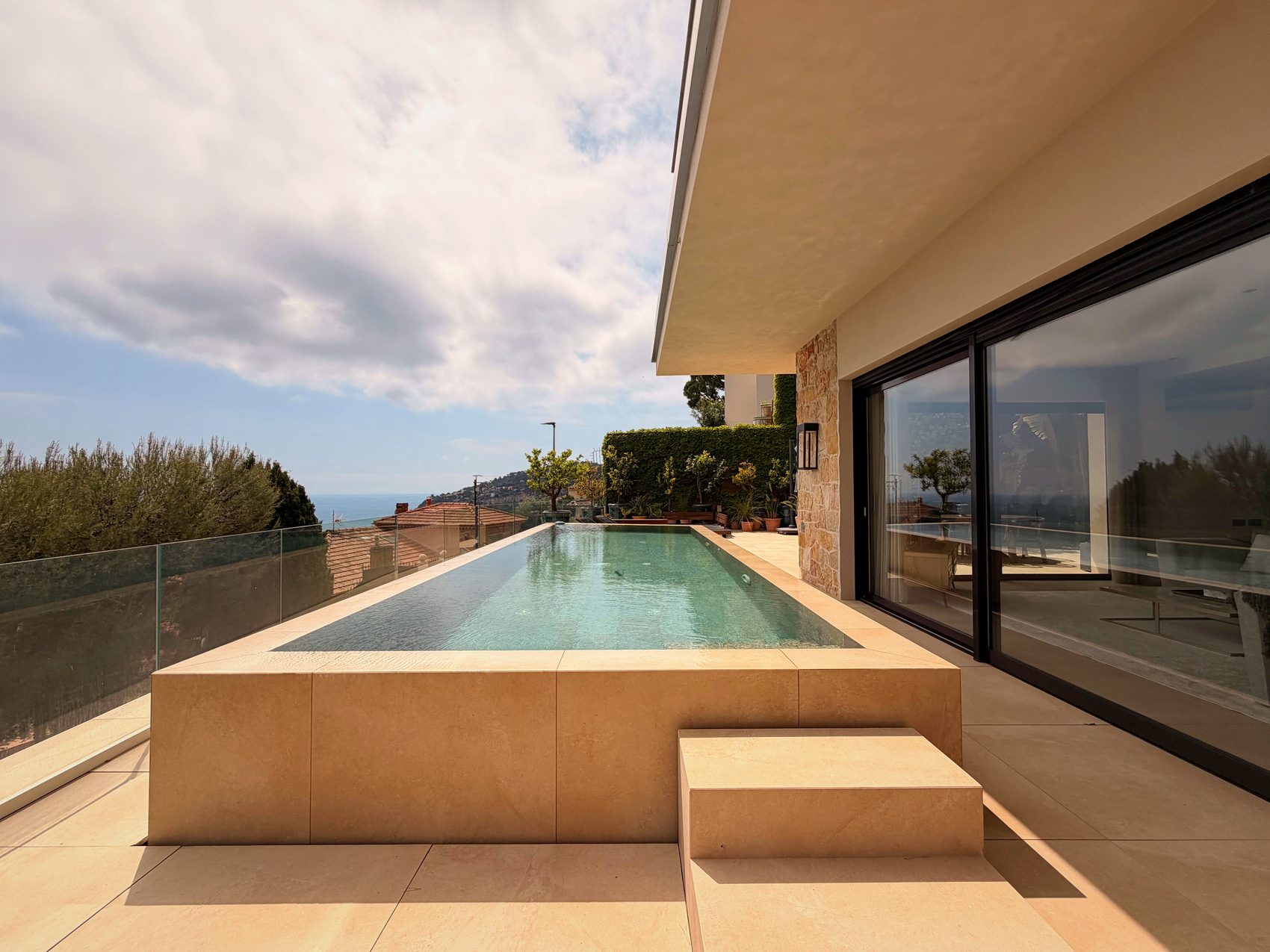Piscine à débordement sur la terrasse face à la Méditerranée