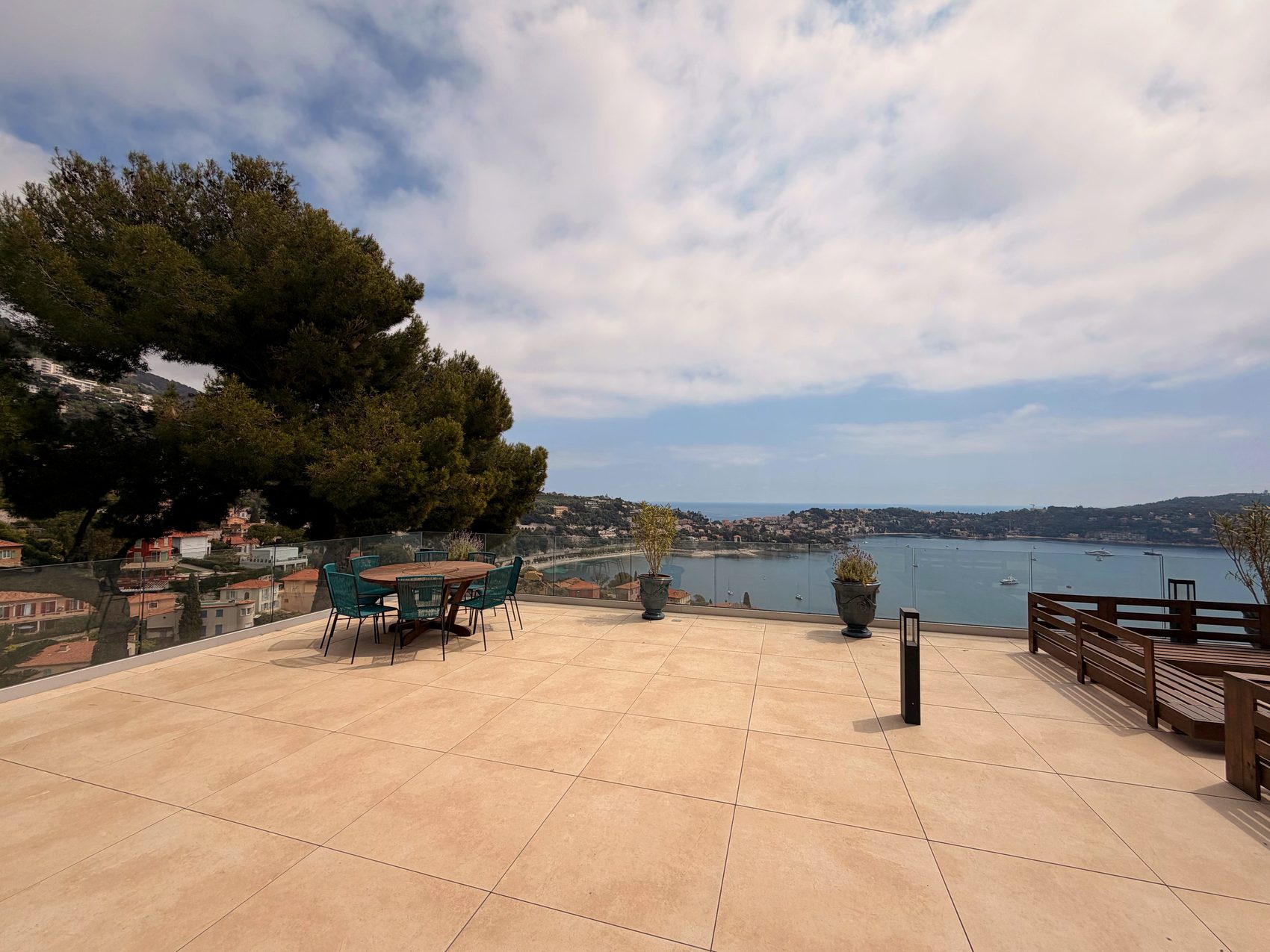 Table dressée sur la terrasse du toit avec vue panoramique sur la baie