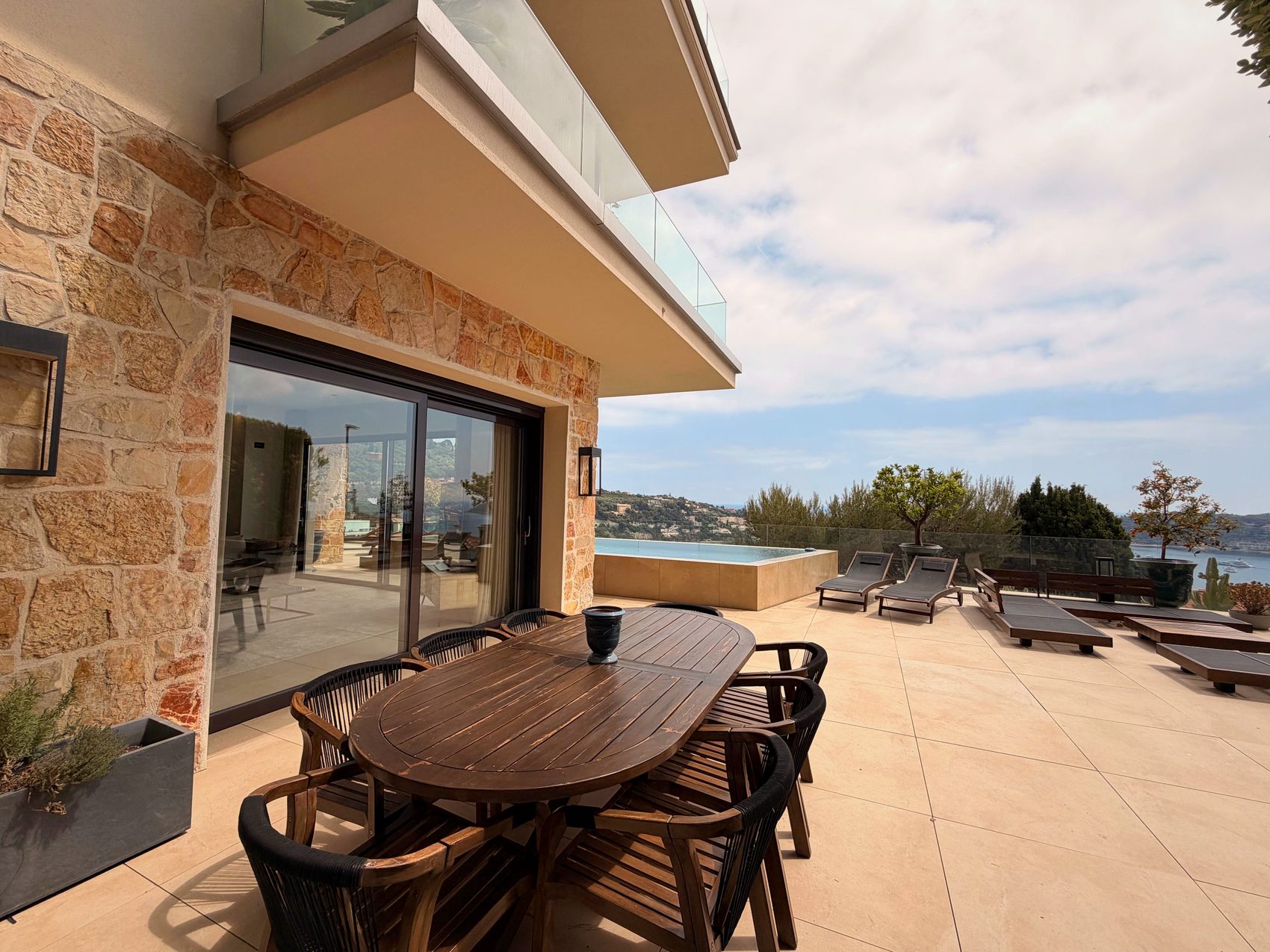 Table de repas extérieure sur la terrasse au bord de la piscine